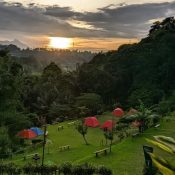 Pemandangan area camping dengan view gunung