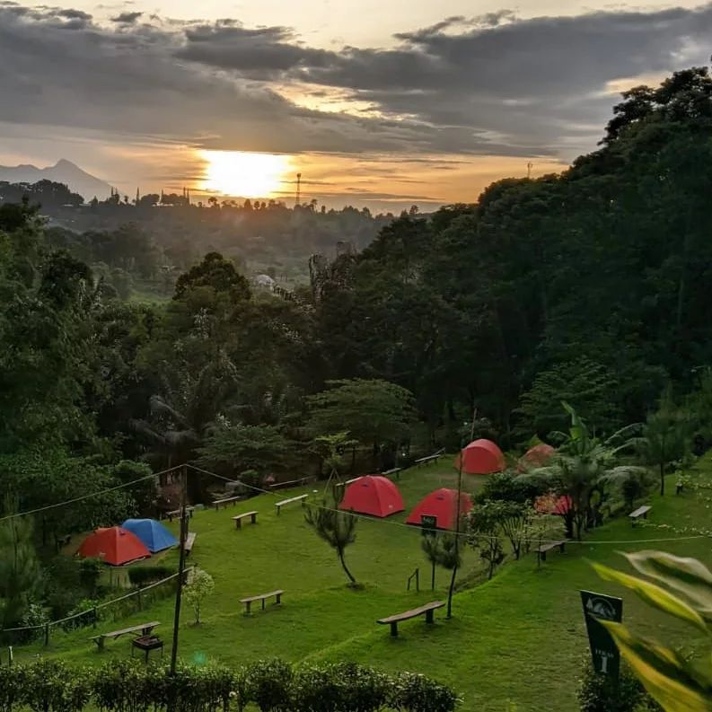 Pemandangan area camping dengan view gunung