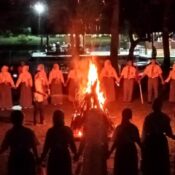 kegiatan api unggun pramuka di tempat camping